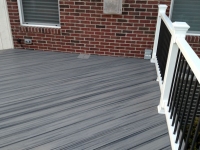 GRAY DECKING WITH BLACK SPINDLES