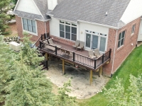 Trex-Transcend-cocktail-railing-with-black-balusters-and-Spiced-rum-decking